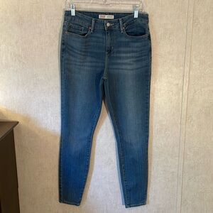 Signature by Levi’s misuse skinny jeans for women. Size 8 medium. 5 pocket.